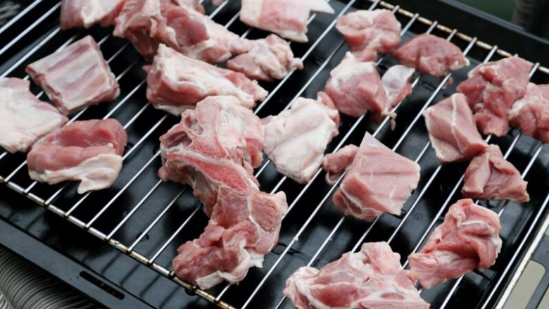 秋冬暖身-胡萝卜炖羊肉,2.然后将羊肉捞出,晾干水分。