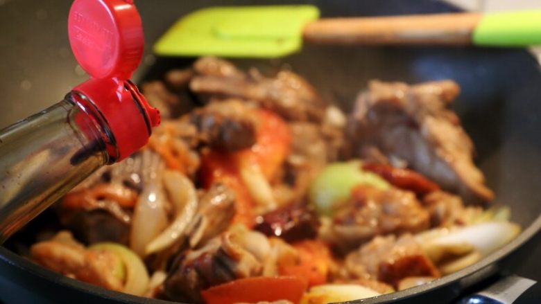 秋冬暖身-胡萝卜炖羊肉,8.当香料炒出香味后倒酱油炒,慢慢地倒关照颜色,大约用1汤匙的酱油。