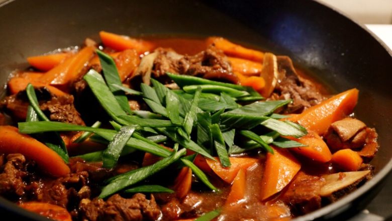 秋冬暖身-胡萝卜炖羊肉,12. 起锅前可以撒把蒜苗,或香菜。