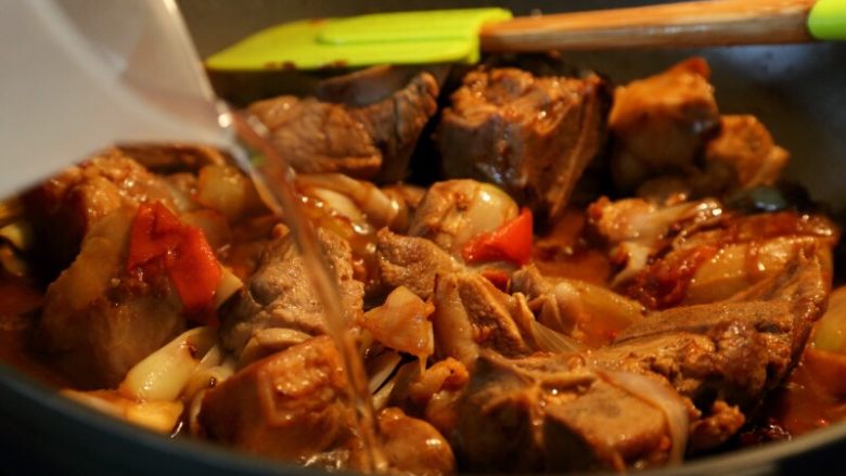 秋冬暖身-胡萝卜炖羊肉,9.炒上色均匀后加入清水,盖锅,大火煮开后,改小火慢炖。
注:煮开后可改用压力锅,煮的透,且省时。
