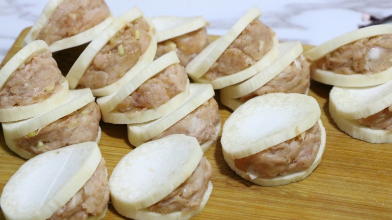 鲍菇肉盒,将肉馅塞入杏鲍菇夹中~