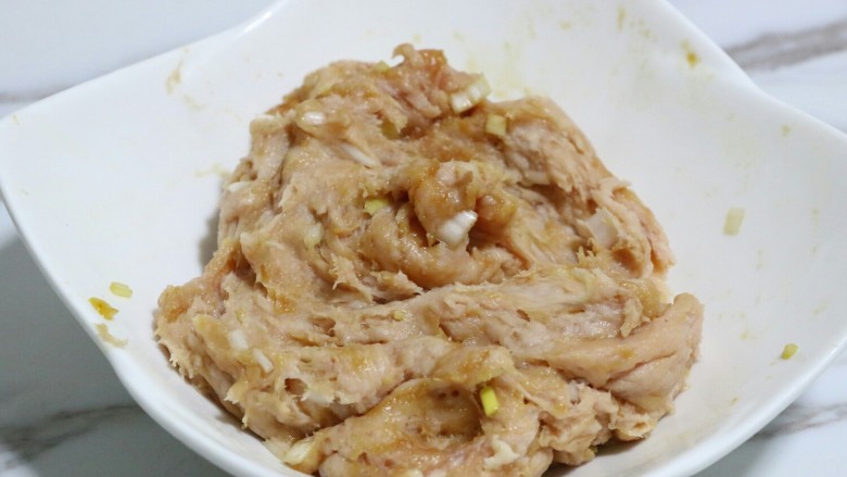 鲍菇肉盒,搅拌均匀~