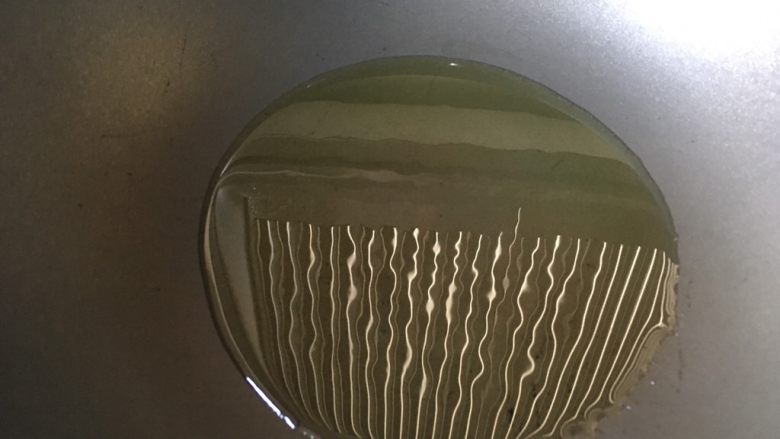 蒜蓉粉丝蒸大虾,锅里热油,油比平时炒菜多一些