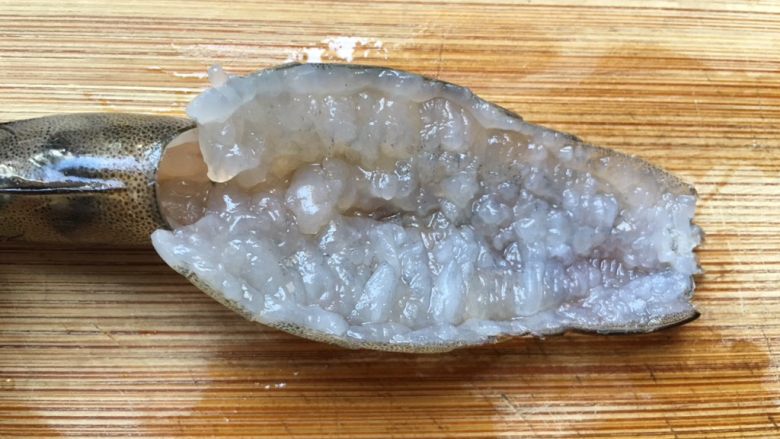 蒜蓉粉丝蒸大虾,剪掉尾巴,开背去虾线,横着用刀轻轻剁细