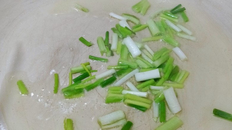 零失败葱油拌面,煮面的时候就可以开始弄葱油啦,首先锅内热油把葱白放进去小火煎炒出葱香味。