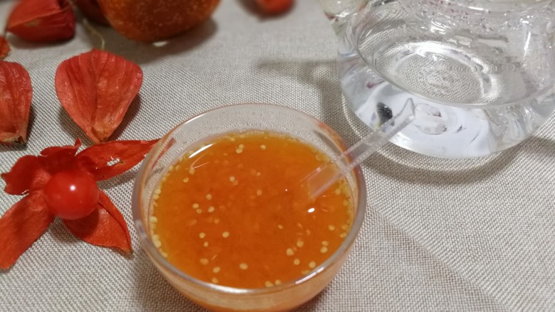 苦菇娘果酱,一勺果酱加入温开水,清热去火,微苦甘甜。