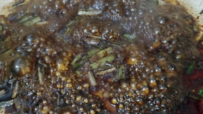 零失败葱油拌面,再加2勺水不断搅拌,这时候可以试味,根据自己的口味适当的调味。