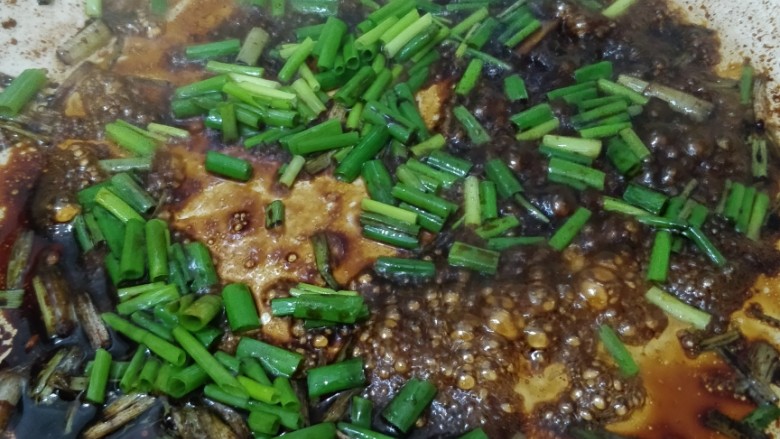 零失败葱油拌面,待酱汁煮到有点粘稠的时候就把剩下的葱放进去,关火搅拌一下。