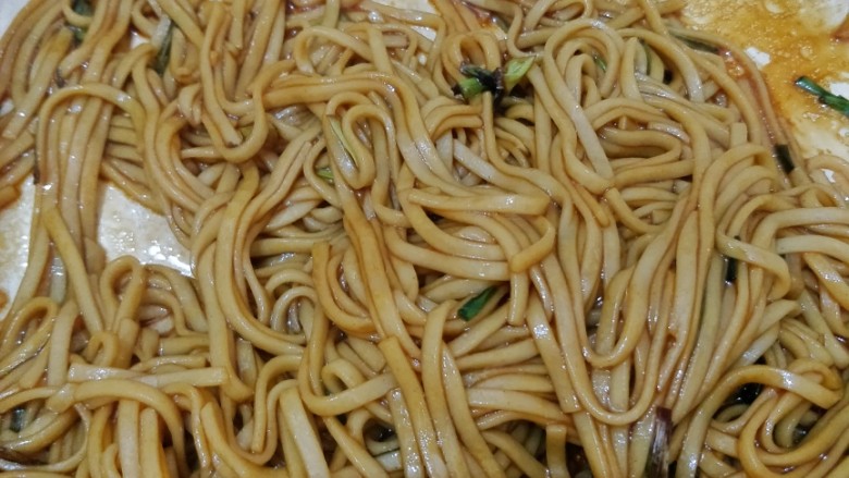 零失败葱油拌面,搅拌好的面条大概就是这样子,然后装起来。