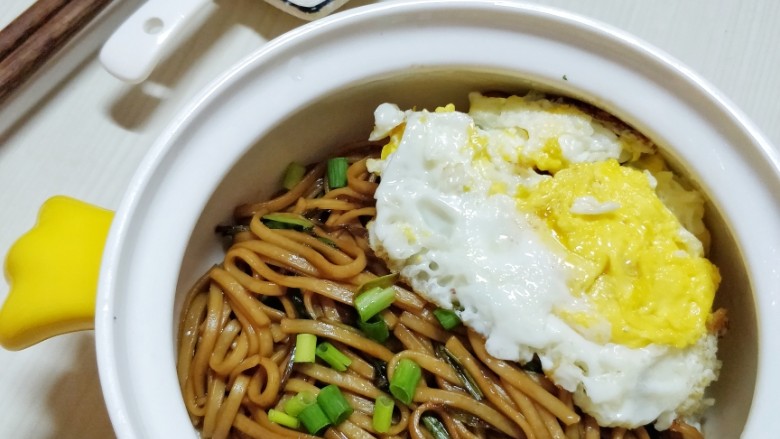 零失败葱油拌面,再煎个蛋,撒点葱花就可以开吃啦~