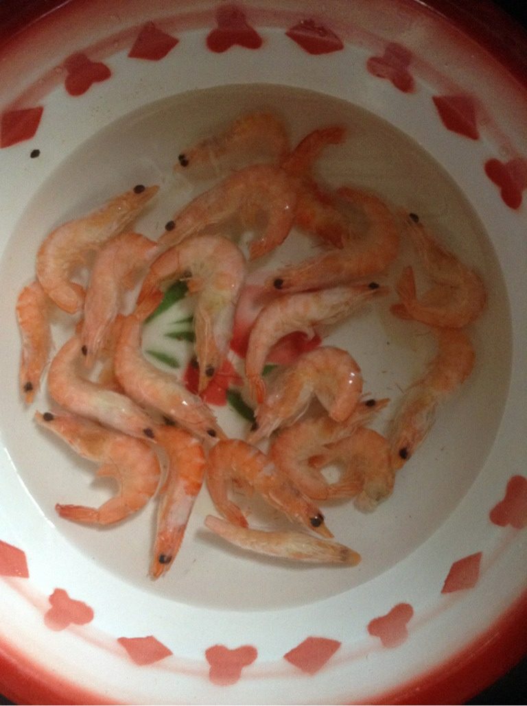 麻辣虾,冰冻的,先解冻,然后把头切掉;