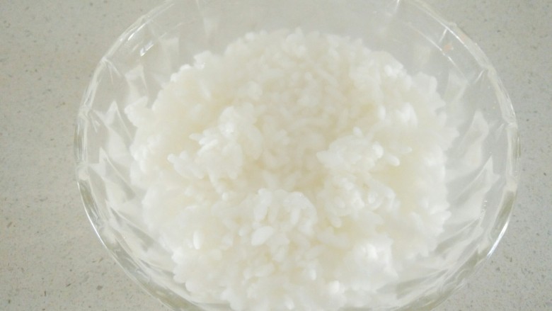 红枣米糊,<a style='color:red;display:inline-block;' href='/shicai/ 6501'>剩米饭</a>倒入白开水,搅拌至粒粒分明。
