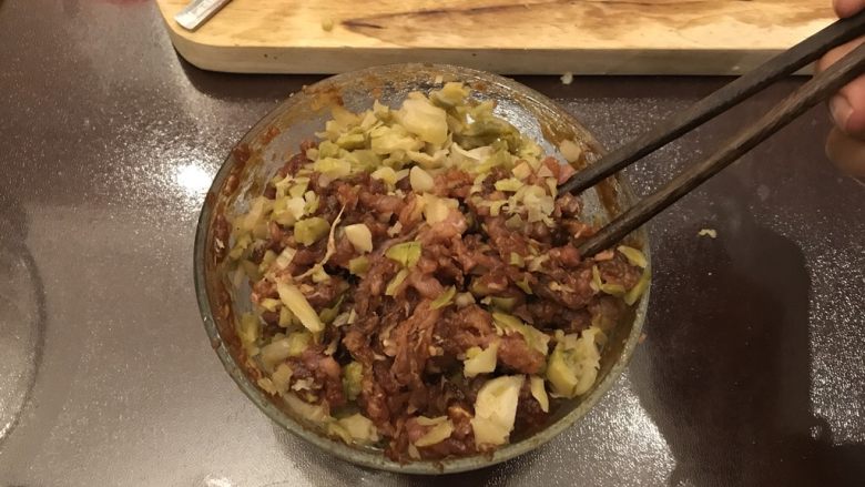 鲜肉榨菜烤包子,搅拌均匀后,馅料腌制半小时