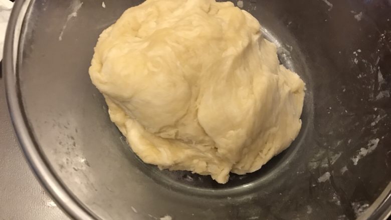 鲜肉榨菜烤包子,揉成光滑面团