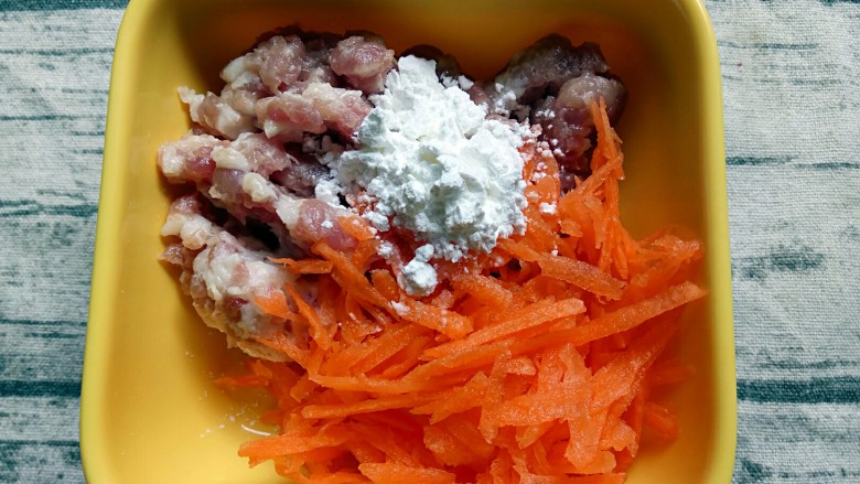 一碗面条+馄饨面,抽好丝放入肉末中,加入<a style='color:red;display:inline-block;' href='/shicai/ 512'>玉米淀粉</a>和一点盐