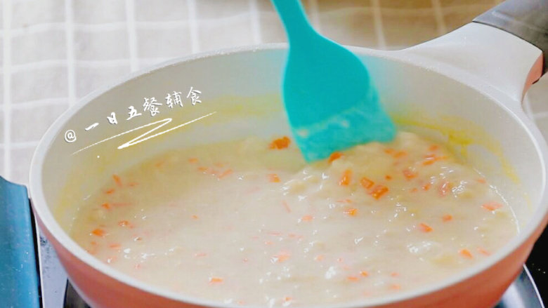南瓜蔬菜浓汤 宝宝辅食,胡萝卜+奶粉+芦笋,牛奶倒入锅中。如果有点太稠,再少加点水。胡萝卜丁也加入一起煮。
🌻小贴士:额外加了水,看见面粉有点结块,不要紧的,煮煮就没了。