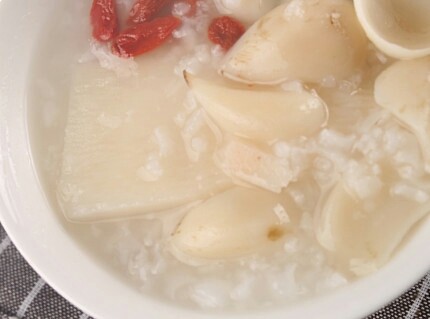 四味养阴粥,撒上<a style='color:red;display:inline-block;' href='/shicai/ 673'>枸杞</a>,美味哒养阴滋补粥就煮好啦