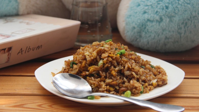 酱油炒饭,好了,午饭解决了,香喷喷!