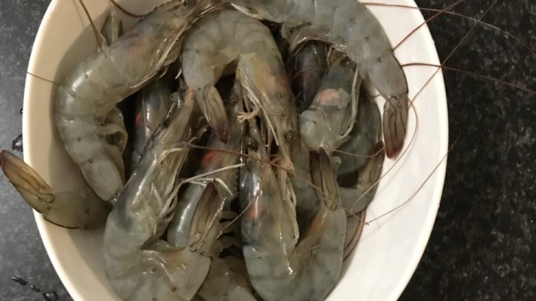红烧虾,虾洗净,剪去须,刺和脚。