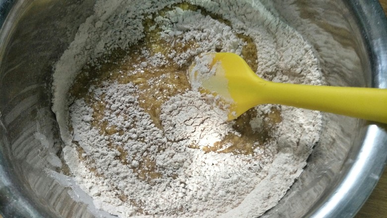 家有烤箱#栗子香蕉磅蛋糕#,把混合好的干性材料过筛倒入湿性材料里用硅胶刮刀翻拌均匀到无干粉状态即可