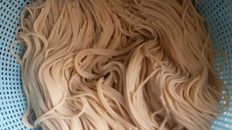 快手炒莜面,速食莜面温开水泡软(约15分钟)沥干
