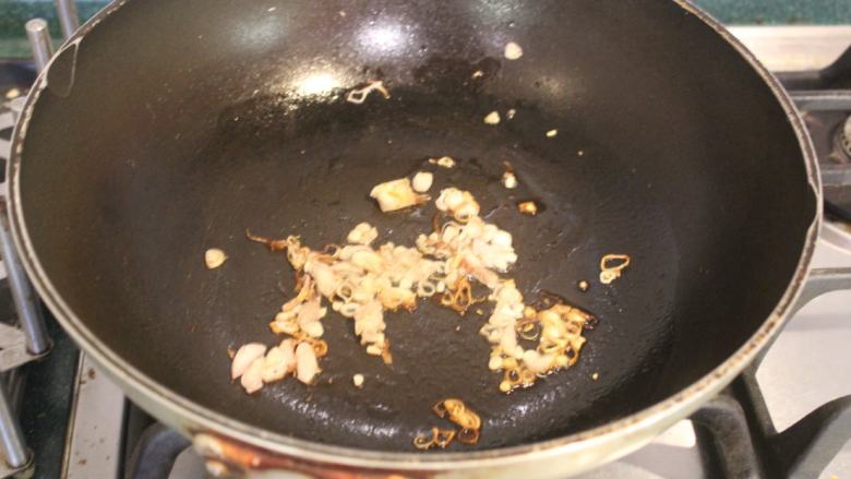 台南芋签粿,炒锅热锅后,放油炒香红葱头。