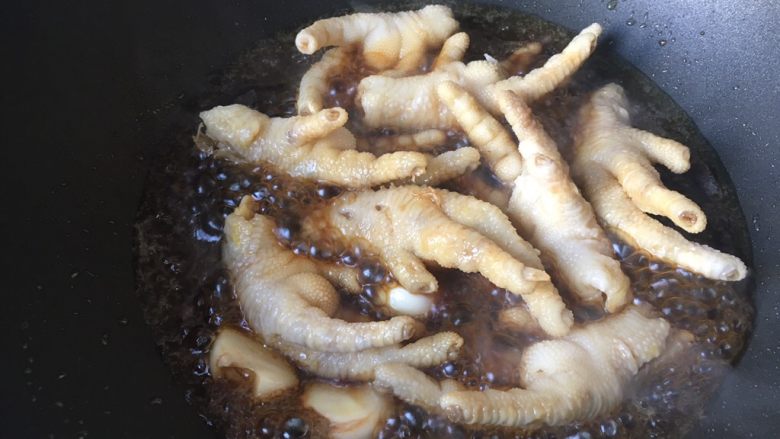 红烧鸡爪,放入焯好的鸡爪,也可以西安放鸡爪再倒酱汁,我怕油飞起来