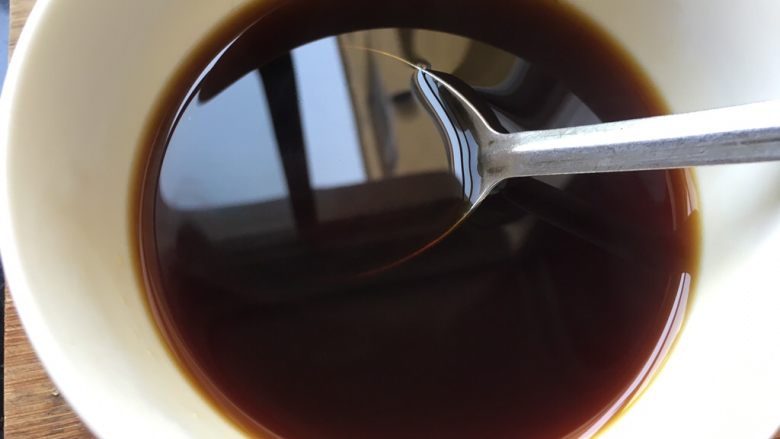 红烧鸡爪,加适量开水调汁,咸淡自己尝一下