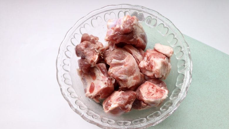 筒骨玉米冬瓜汤,食材准备:<a style='color:red;display:inline-block;' href='/shicai/ 76651'>筒子骨</a>斩小块,清水多浸泡几次中途换去血水