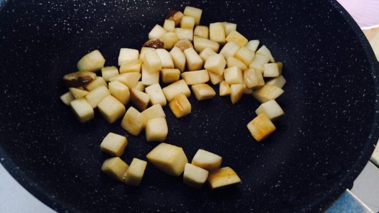 简单快手—杏鲍菇牛柳,要耐心,慢慢炒。杏鲍菇变色,大概3分钟。
