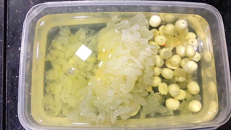 双雪桃胶鹌鹑蛋糖水,泡好后,变大2-3倍