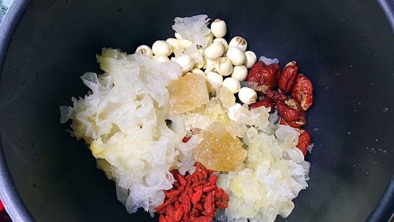 双雪桃胶鹌鹑蛋糖水,除桃胶,<a style='color:red;display:inline-block;' href='/shicai/ 12'>鹌鹑蛋</a>外,全部材料清洗干净后放入高压锅