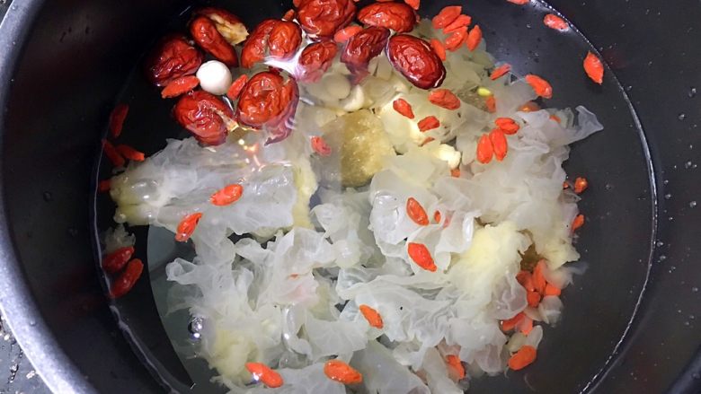 双雪桃胶鹌鹑蛋糖水,加水,按煲汤键