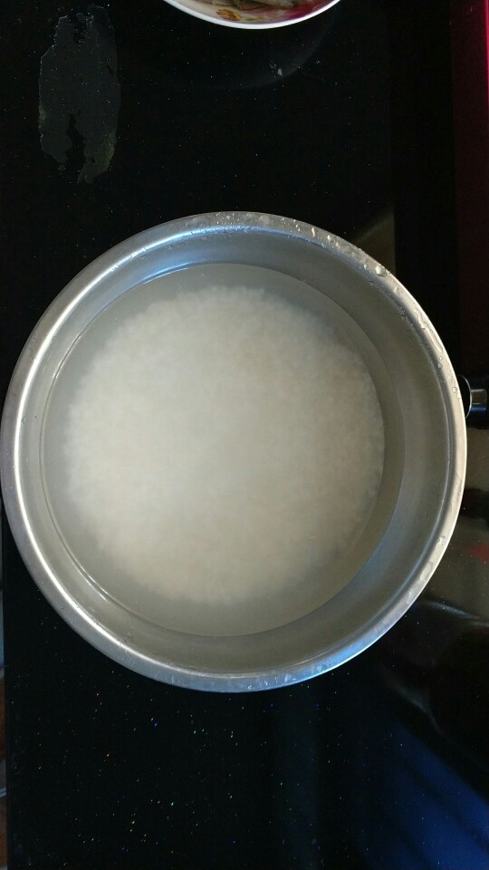鲜虾白米粥潮汕砂锅粥,淘米并浸泡30到45分钟,浸泡一个小时更好。