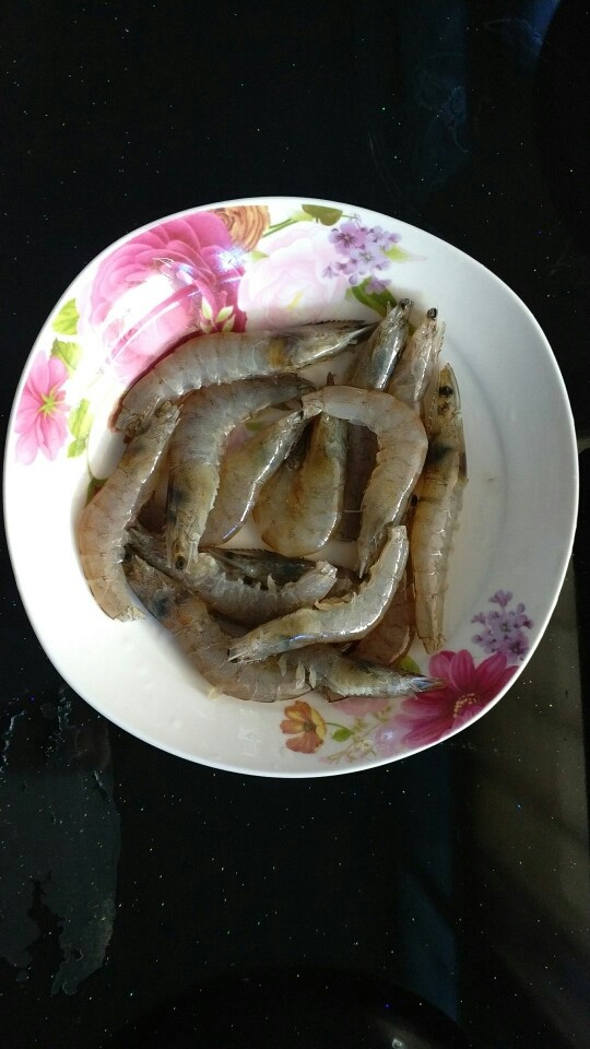 鲜虾白米粥潮汕砂锅粥,泡米的过程中处理虾。剪掉虾爪个虾须,并在虾背后开一刀。