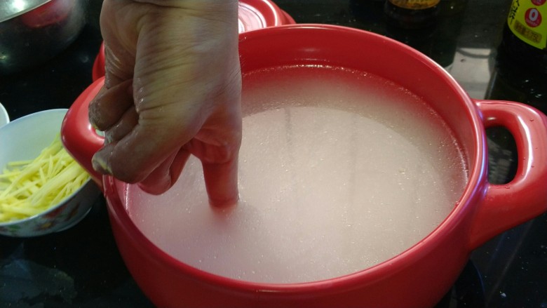 鲜虾白米粥潮汕砂锅粥,在米锅中倒入水,水要没过食指的第二个关节。