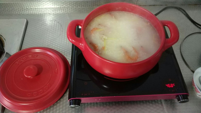 鲜虾白米粥潮汕砂锅粥,开锅后20分钟左右,米已经基本煮好,可以在锅中加入虾。此时转成小火,继续烹煮大概15分钟。