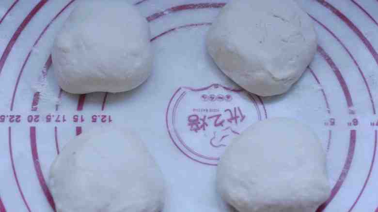 香菇、莲藕素馅饼,把醒发好的面团分成4份,揉圆