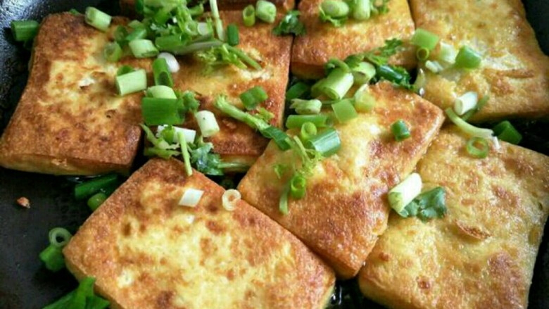 香煎豆腐,接着撒入葱花<a style='color:red;display:inline-block;' href='/shicai/ 131'>香菜</a>~