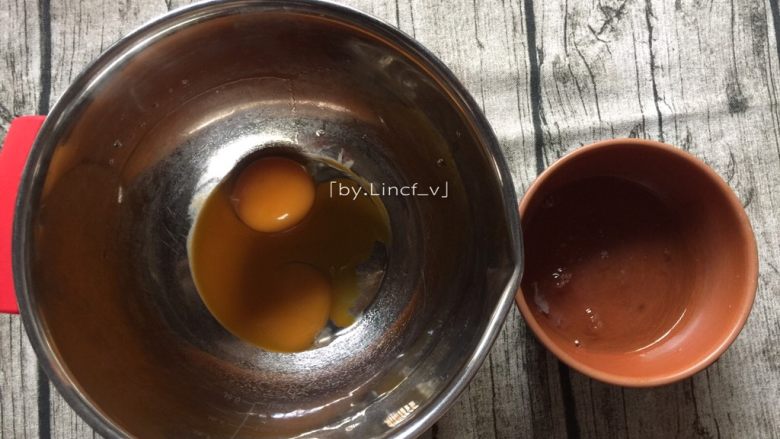 法式焦糖布丁,首先烤箱提前预热,将鸡蛋的蛋黄蛋清分离,只取蛋黄