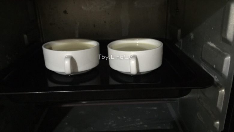 法式焦糖布丁,送进烤箱中层,上下火,170度约35分钟烘烤(温度与时间只供参考)。烤至表面金黄有焦面即可