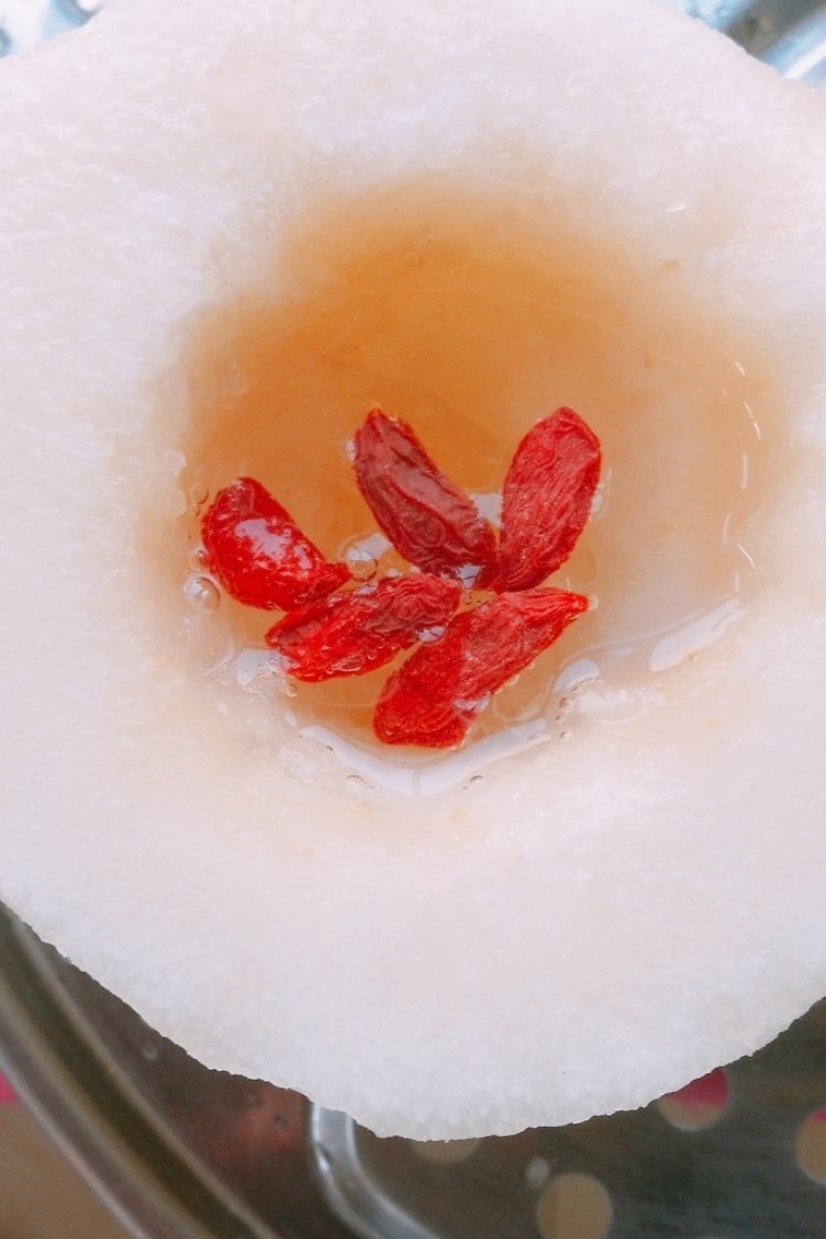 冰糖雪梨,放入适量<a style='color:red;display:inline-block;' href='/shicai/ 866'>冰糖</a>和几粒<a style='color:red;display:inline-block;' href='/shicai/ 673'>枸杞</a>，放点点凉开水