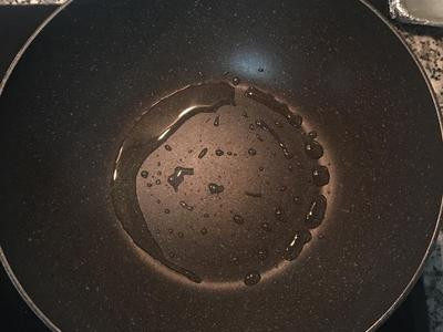 乾煸四季豆,炒锅放适量的油烧热,