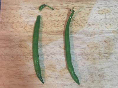 乾煸四季豆,四季豆摘去头部后洗淨,如使用浅绿色四季豆,则需摘头尾。