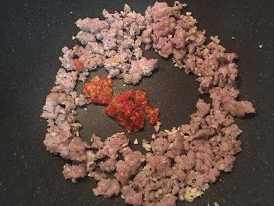 乾煸四季豆,接著加入蒜蓉辣椒醬拌炒,