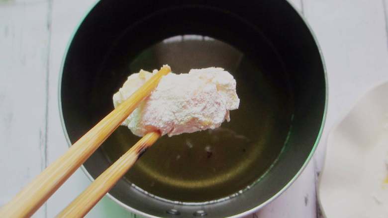 椒盐假排骨,油温4成热(120℃)下假排骨