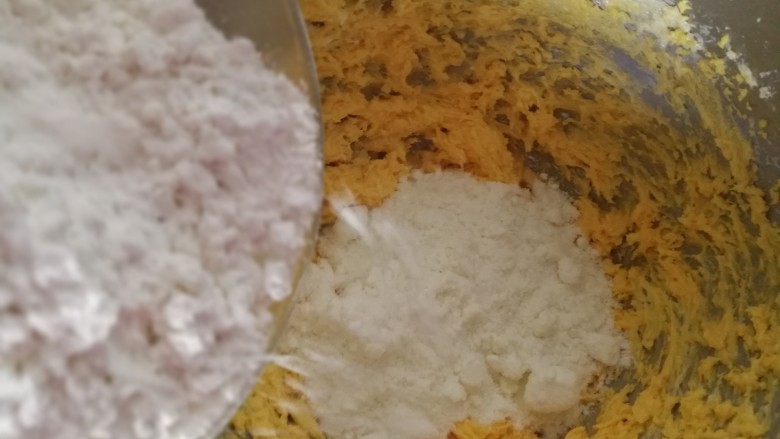 家有烤箱+蔓越莓奶香小酥,放入低筋面粉110g,