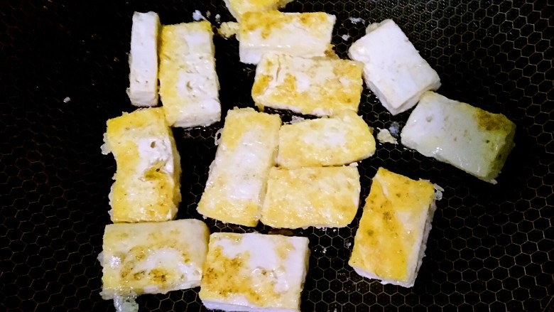 糖醋豆腐,煎好一面后再翻另一面,继续煎,煎至两面金黄后盛出。