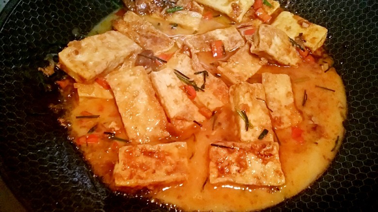 糖醋豆腐,把豆腐翻拌均匀,再盖上盖子煮两分钟