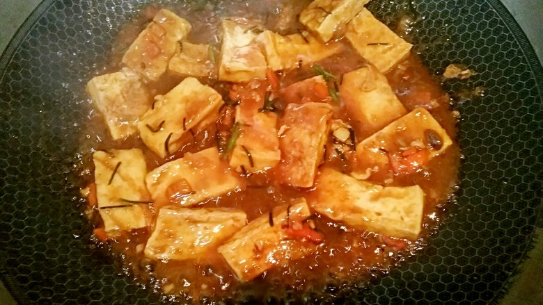 糖醋豆腐,再撒点<a style='color:red;display:inline-block;' href='/shicai/ 3729'>白糖</a>，<a style='color:red;display:inline-block;' href='/shicai/ 756'>鸡精</a>调味料，大火收汁